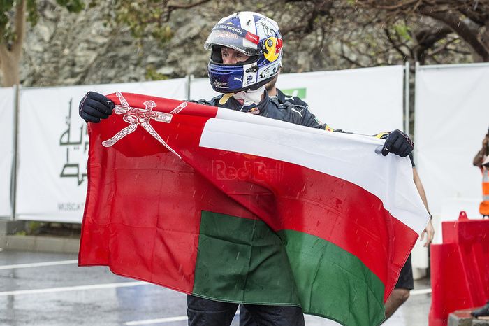 Coulthard com bandeira do Omã