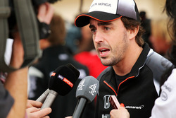 Fernando Alonso, McLaren met de media