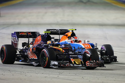 Carlos Sainz Jr., Scuderia Toro Rosso STR11; Esteban Ocon, Manor Racing MRT05