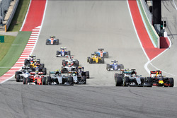 Départ : Lewis Hamilton, Mercedes AMG F1 W07 Hybrid devant Nico Rosberg, Mercedes AMG F1 W07 Hybrid, Daniel Ricciardo, Red Bull Racing RB12, Max Verstappen, Red Bull Racing RB12