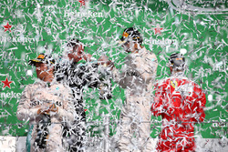 Podio: ganador de la carrera Lewis Hamilton, Mercedes AMG F1, segundo lugar tercer lugar de Nico Ros