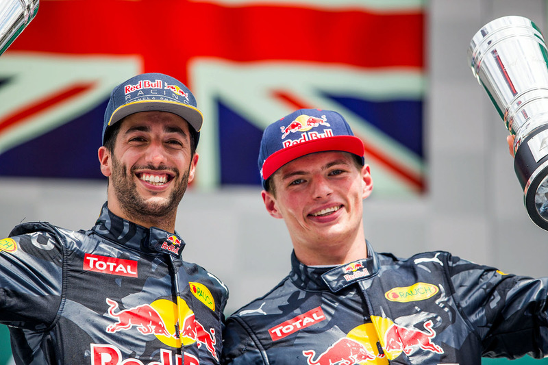 Podio: segunda posición Daniel Ricciardo, Red Bull Racing, tercera posición Max Verstappen, Red Bull