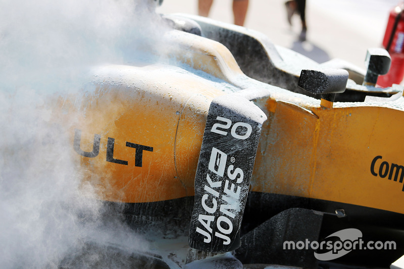 Feuer am Auto von Kevin Magnussen