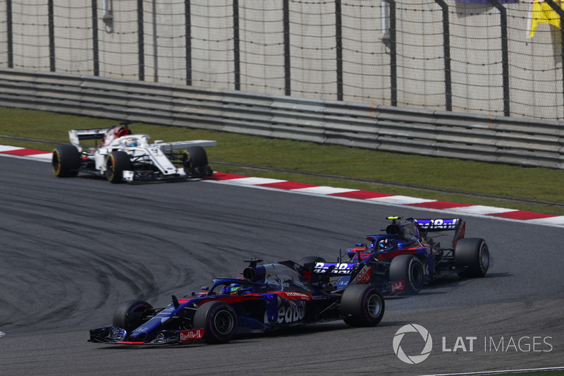 Brendon Hartley, Toro Rosso STR13 Honda, precede Pierre Gasly, Toro Rosso STR13 Honda, e Marcus Ericsson, Sauber C37 Ferrari