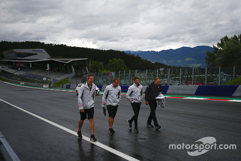 Romain Grosjean, Haas F1 Team, cammina lungo il circuito con i colleghi