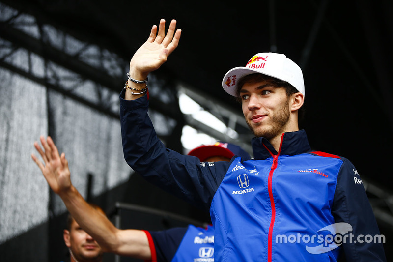 Pierre Gasly, Toro Rosso, waves from a stage