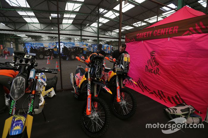 Los equipos se preparan en Le Havre para el largo viaje a Lima, Perú