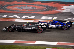 Кевин Магнуссен, Haas F1 Team VF-17, и Паскаль Верляйн, Sauber C36