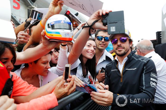 Fernando Alonso, McLaren, firma autógrafos para fanáticos