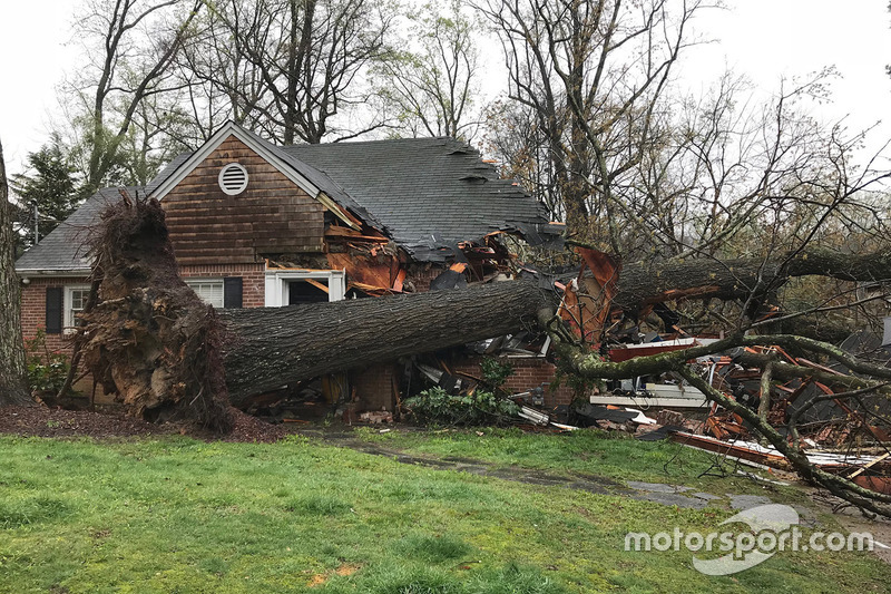 La casa de Brady en Atlanta, Georgia, después de que un árbol cayó sobre ella mientras miraban el GP de Australia