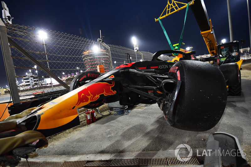 La voiture accidentée de Max Verstappen, Red Bull Racing RB14