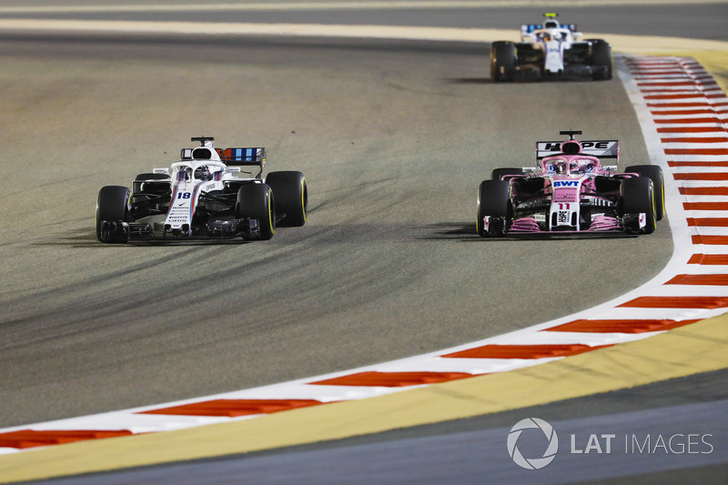 Lance Stroll, Williams FW41 Mercedes, batalla con Sergio Pérez, Force India VJM11 Mercedes, delante de Sergey Sirotkin, Williams FW41 Mercedes