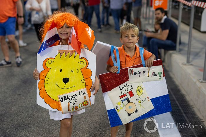Fans con pancartas en el Walkabout de pit lane