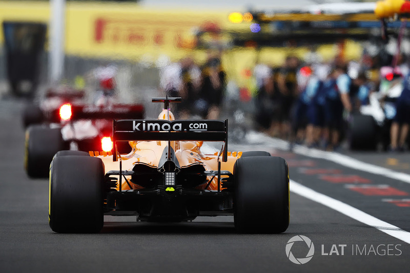 Fernando Alonso, McLaren MCL33, rentre au stand