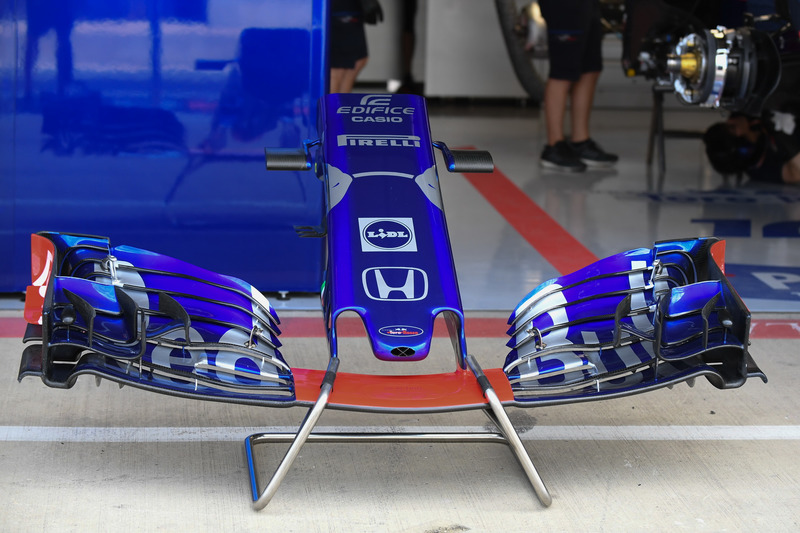 Scuderia Toro Rosso STR13, naso e ala anteriore