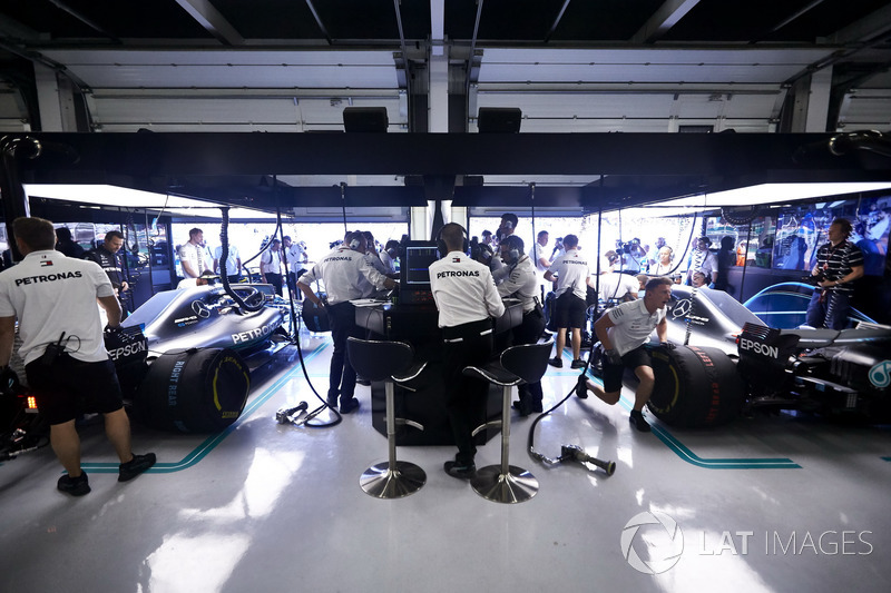 Engenheiros trabalhando no box da Mercedes