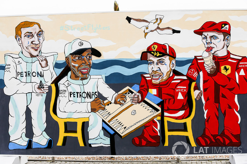 Шарж: гонщики Mercedes AMG F1 Валттери Боттас и Льюис Хэмилтон, пилоты Ferrari Себастьян Феттель и Кими Райкконен за игрой в нарды