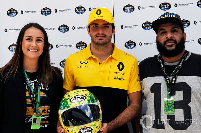 Alessandra Valllini, Fundación Ayrton Senna, Carlos Sainz Jr., Renault Sport F1 Team, con una edición especial de su casco diseñado por Shock Maravillha