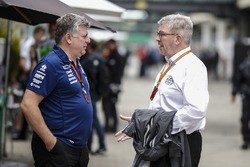 Главный операционный директор Sahara Force India F1 Отмар Сафнауэр и Росс Браун, FOM