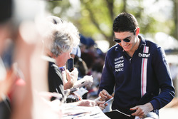 Esteban Ocon, Force India, signe des autographes