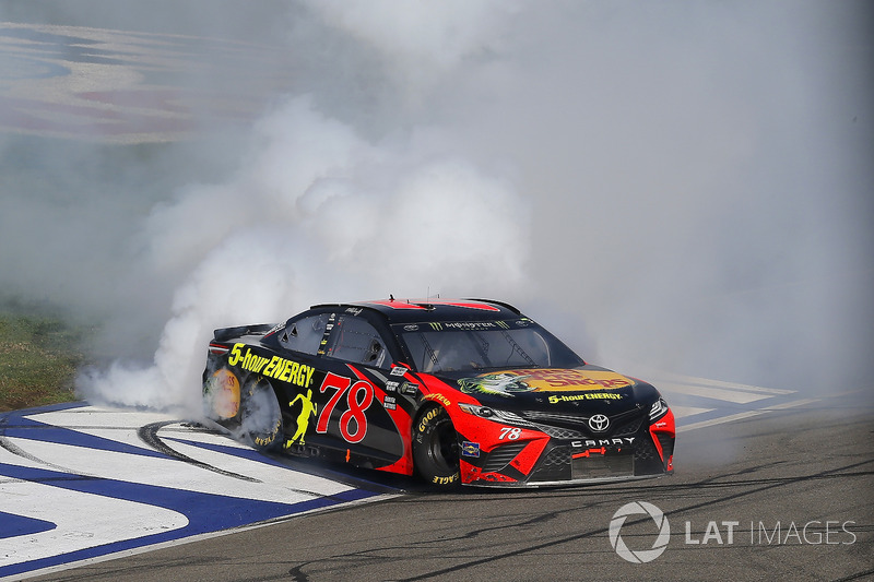 Ganador, Martin Truex Jr., Furniture Row Racing, Toyota Camry Bass Pro Shops/5-hour ENERGY