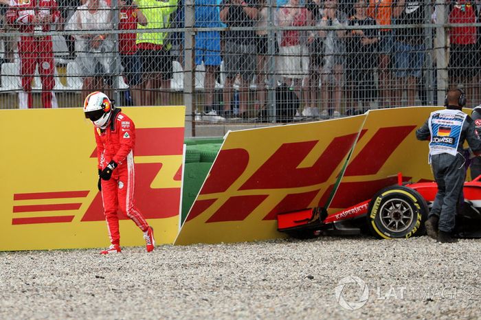 Sebastian Vettel, Ferrari SF71H se dirige al garaje después de quedar fuera de la carrera