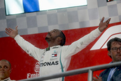 Podio: ganador de la carrera Lewis Hamilton, Mercedes AMG F1, y segundo lugar Valtteri Bottas, Mercedes AMG F1