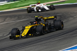Carlos Sainz Jr., Renault Sport F1 Team R.S. 18, leads Charles Leclerc, Sauber C37
