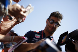 Daniel Ricciardo, Red Bull Racing signs autographs for the fans