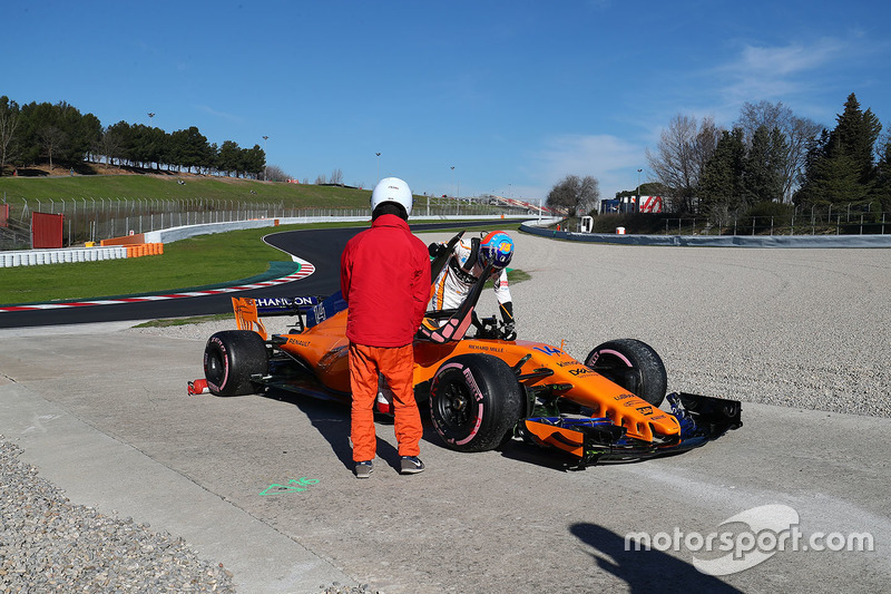 Fernando Alonso, McLaren MCL33 stops on the side of the track