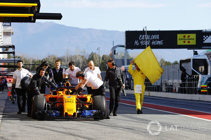 El McLaren MCL33 de Stoffel Vandoorne es devuelto al box