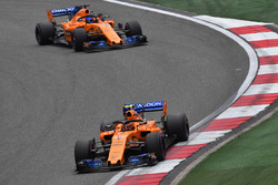 Stoffel Vandoorne, McLaren MCL33 y Fernando Alonso, McLaren MCL33