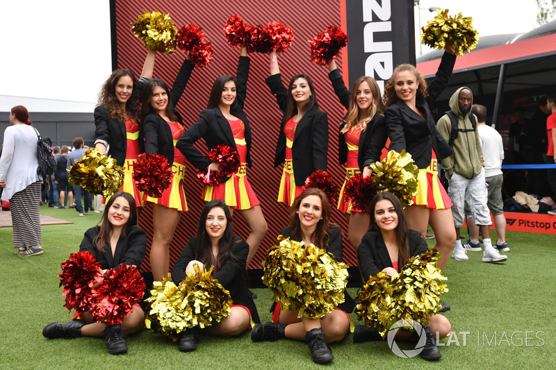 Chicas en el fanzone