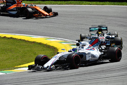 Lewis Hamilton, Mercedes-Benz F1 W08 en lutte avec Felipe Massa, Williams FW40