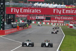 Lewis Hamilton, Mercedes AMG F1 W07 Hybrid et Nico Hulkenberg, Sahara Force India F1 VJM09 en lutte pour une position