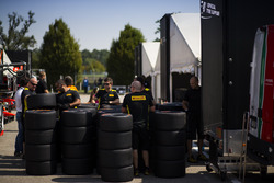Pirelli desempaca en el paddock