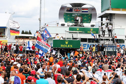 Podio: ganador de la carrera Lewis Hamilton, Mercedes AMG F1 segundo lugar Daniel Ricciardo, Red Bul