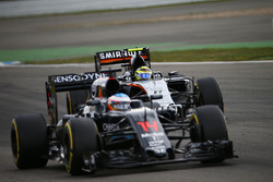 Фернандо Алонсо, McLaren MP4-31 та Серхіо Перес, Sahara Force India F1 VJM09