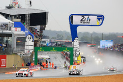 #2 Porsche Team Porsche 919 Hybrid: Роман Дюма, Ніл Яні, Марк Ліб - лідирують позаду автомобіля без