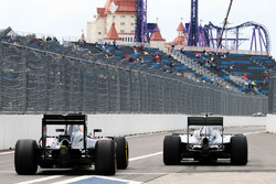 Fernando Alonso, McLaren MP4-31 y Lewis Hamilton, Mercedes AMG F1 Team W07