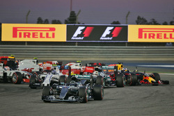 Start action: Nico Rosberg, Mercedes AMG F1 Team W07, Valtteri Bottas, Williams FW38 and Lewis Hamil