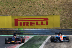 Ausritt: Pascal Wehrlein, Manor Racing MRT05, neben Daniil Kvyat, Scuderia Toro Rosso STR11