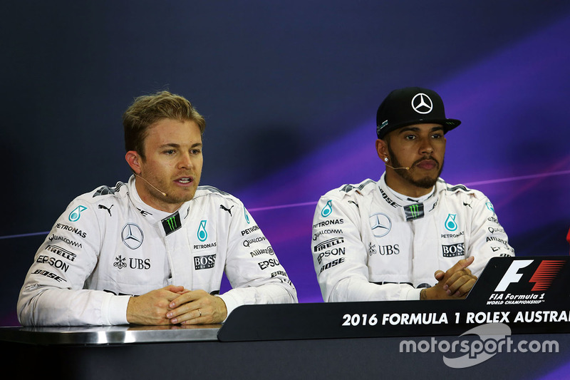 Le poleman Lewis Hamilton, Mercedes AMG F1 Team, le deuxième, Nico Rosberg, Mercedes AMG F1 Team lors de la conférence de presse