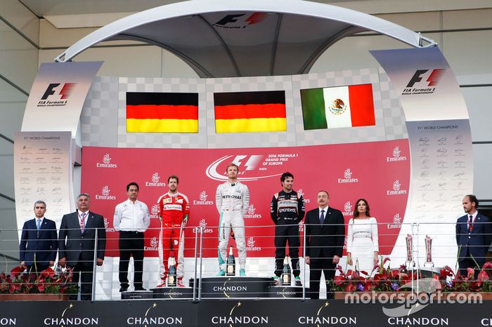 Sebastian Vettel, Ferrari, segundo; Nico Rosberg, Mercedes AMG F1, ganador; Sergio Pérez, Sahara Force India F1