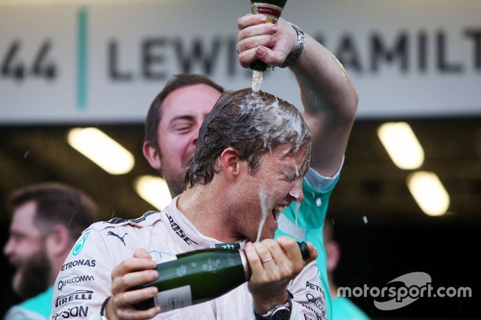 Race winner Nico Rosberg, Mercedes AMG F1 celebrates with the team