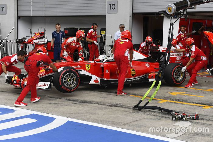 Sebastian Vettel também teve que fazer a troca e também perdeu cinco lugares no grid.