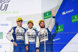 Podium LMP2: troisème place #36 Signatech Alpine A460: Gustavo Menezes, Nicolas Lapierre, Stéphane Richelmi