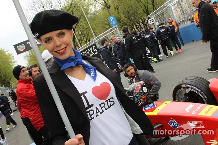 Une Grid Girl