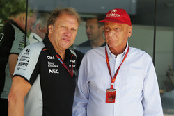 Robert Fernley, Sahara Force India F1, und Niki Lauda, Mercedes