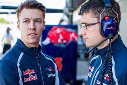 Daniil Kvyat, Scuderia Toro Rosso habla con su ingeniero de carrera